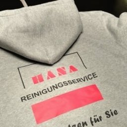 Przykład odzieży firmowej zaprojektowanej dla firmy sprzątającej Hana.