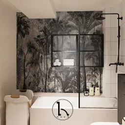 Nowoczesna łazienka z wanną, czarną armaturą i tapetą w motywy tropikalne, uzupełniona o białe ręczniki i kosmetyki.