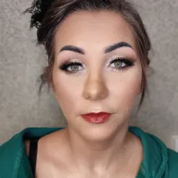 Portret kobiety z wieczorowym makijażem, w tym złote cienie, sztuczne rzęsy i ciemnoczerwona pomadka, z czarną ozdobą we włosach.