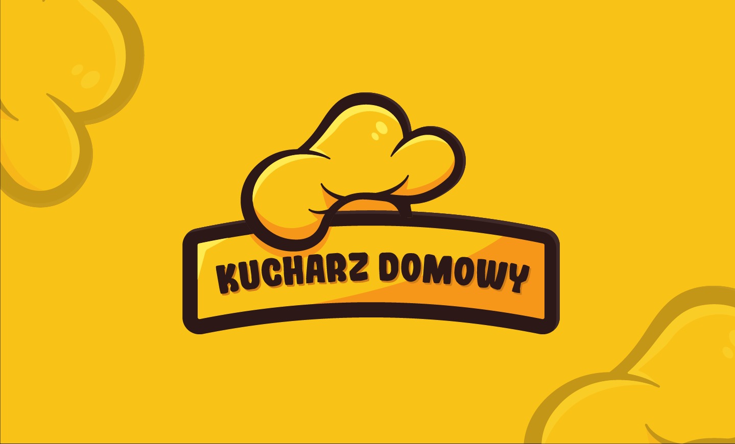 Żółte tło z centralnie umieszczonym logo 'Kucharz Domowy' w formie stylizowanej czapki kucharskiej nad prostokątną tabliczką z napisem, całość w odcieniach żółci i brązu.