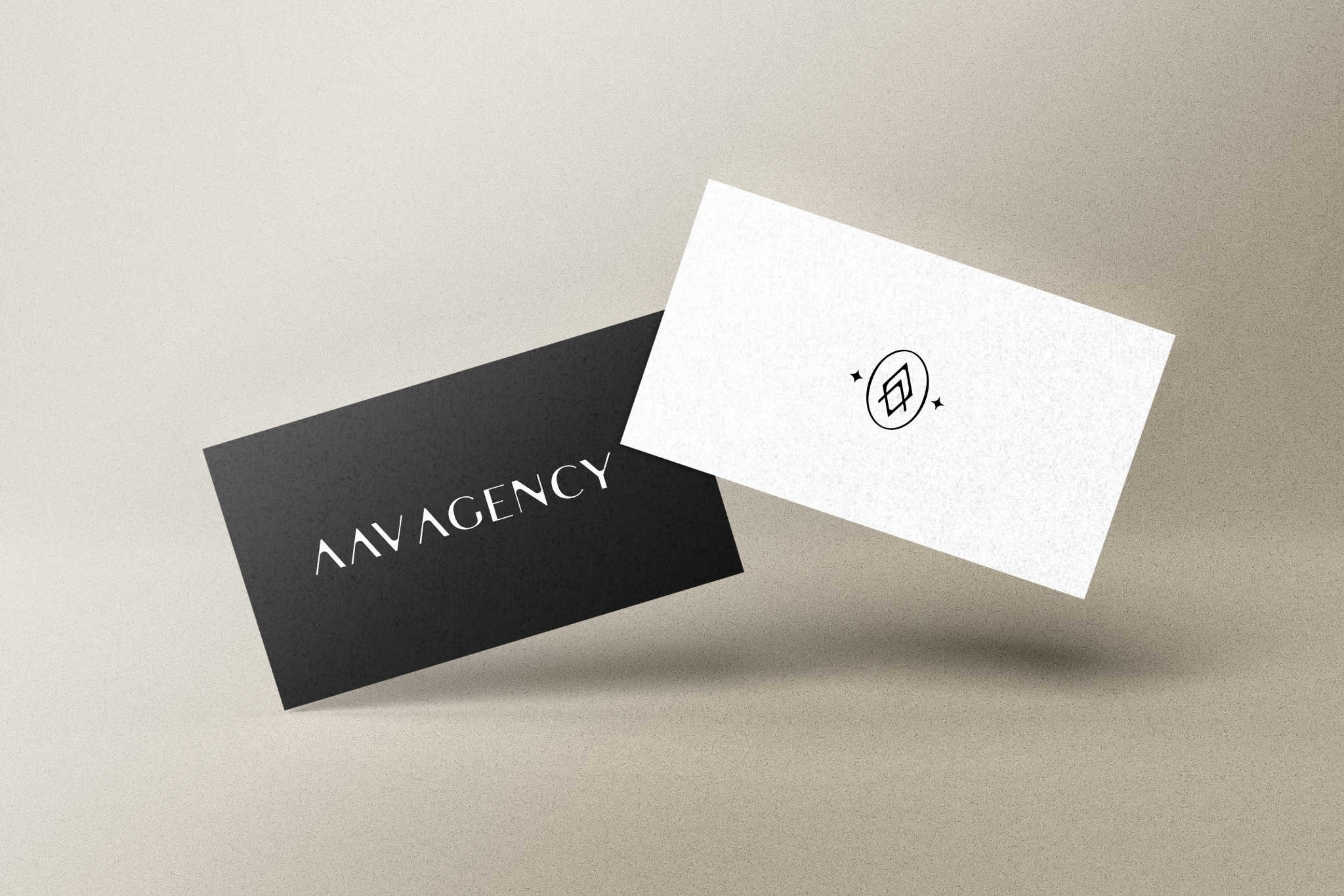 Dwie wizytówki: czarna z napisem 'AAVAGENCY' i biała z minimalistycznym logo, unoszące się nad teksturowanym tłem w odcieniach beżu.