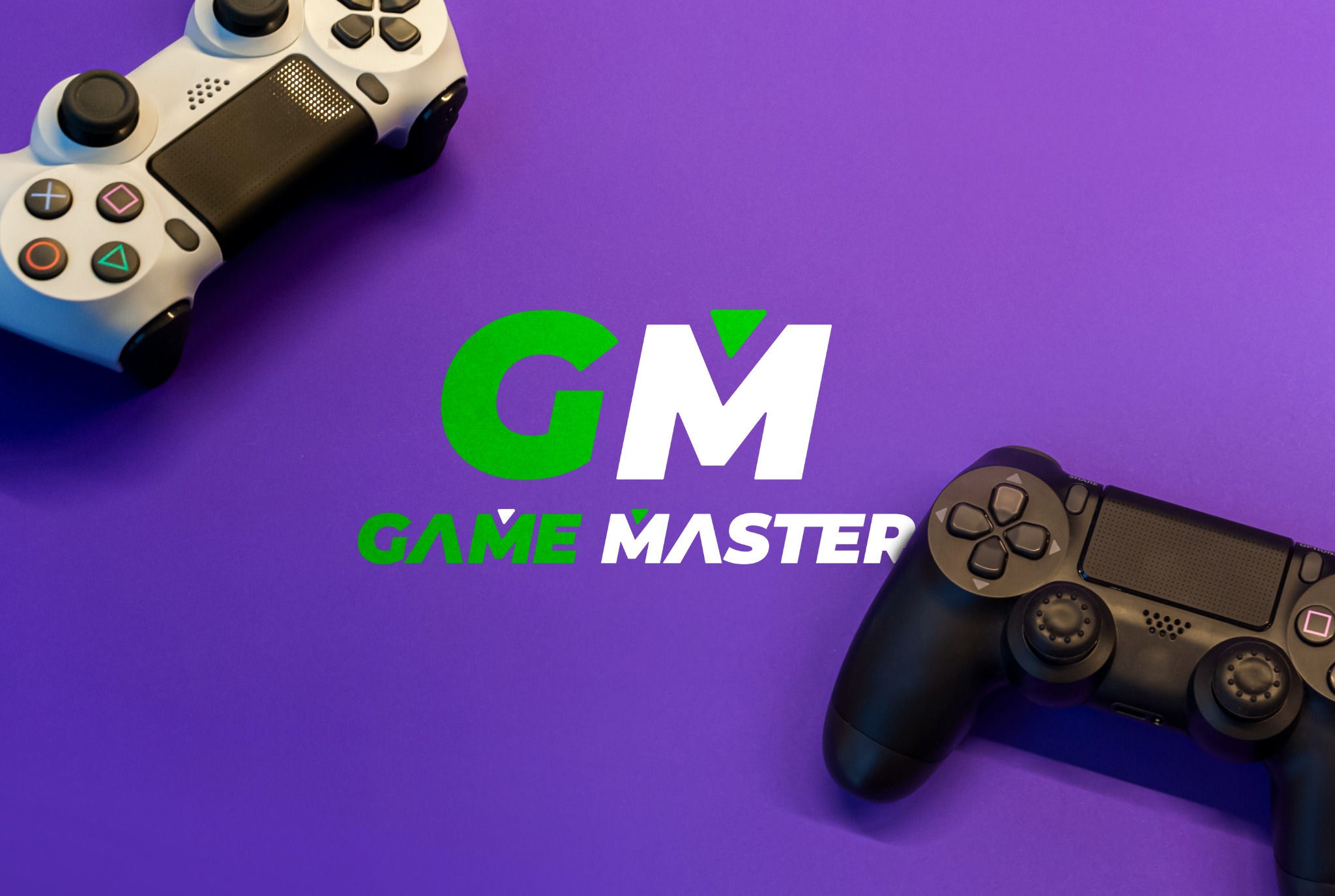 Dwa kontrolery do gier w kolorach czarnym i białym, umieszczone po przekątnej na fioletowym tle, z logo 'GM Game Master' pośrodku.
