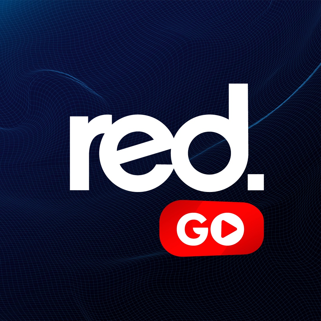 Grafika z białym napisem 'red.' i czerwonym logo 'GO' z symbolem odtwarzania na ciemnoniebieskim tle z subtelną siatką.