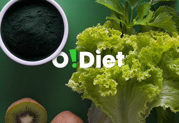 Zielone tło z miseczką spiruliny w proszku, sałatą, selerem naciowym i przekrojonym kiwi, z nałożonym tekstem 'O! Diet'.