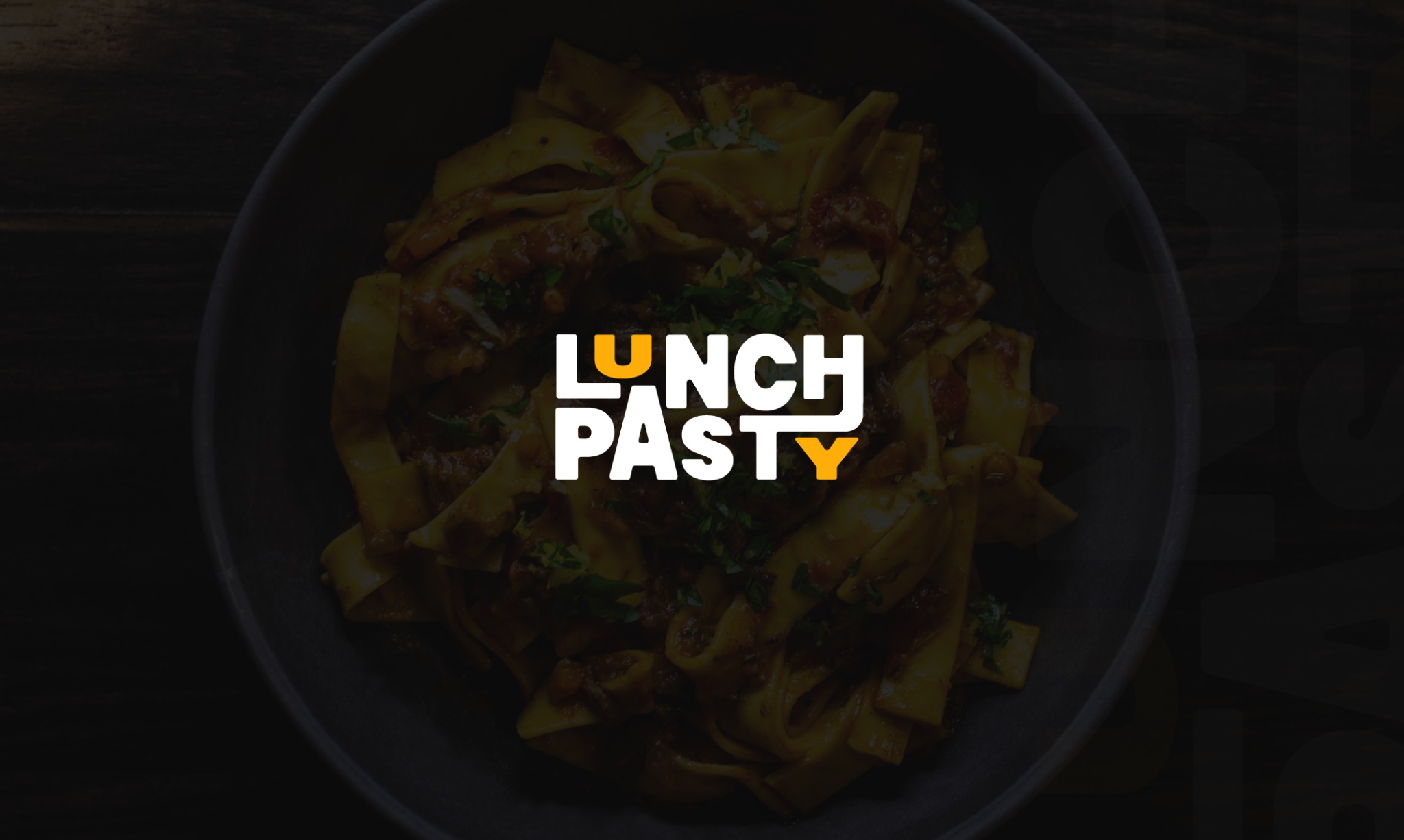 Miseczka z makaronem pappardelle w sosie pomidorowym, udekorowana świeżymi ziołami, z nałożonym logo 'Lunch Pasty'.