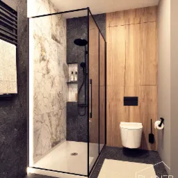 Wizualizacja nowoczesnej łazienki z kabiną prysznicową typu walk-in z czarnymi ramami, marmurowymi płytkami, drewnianą zabudową, podwieszaną toaletą i czarnymi akcentami.