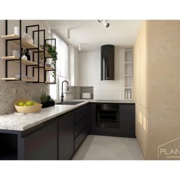 Planer•Studio Projektowania Wnętrz - Nowoczesna kuchnia z czarnymi szafkami, blatem z szarego kamienia, wiszącymi półkami z metalu i drewna, oraz okapem w kształcie tuby. Na blacie misa z zielonymi jabłkami i toster Smeg.