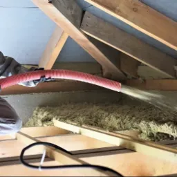 Wdmuchiwanie wełny skalnej