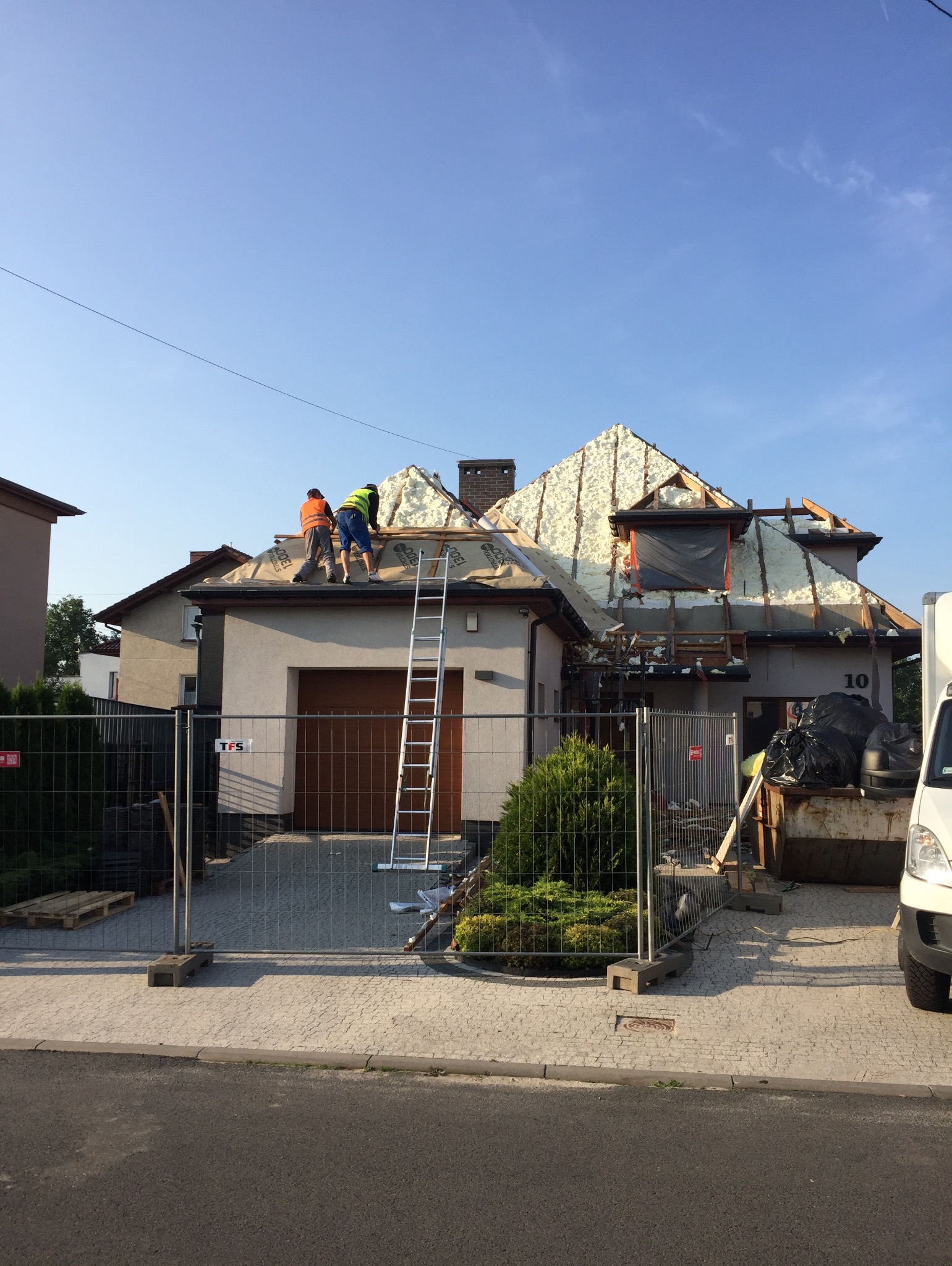 Wymiana 7 letniej izolacji z wełny szklanej zdewastowanej przez kuny, Oczywiście na pianę pur.