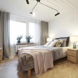 Jasna sypialnia z łóżkiem, drewnianą podłogą w jodełkę i minimalistycznym oświetleniem sufitowym, rolety w oknach, kwiaty w wazonie i roślina doniczkowa.