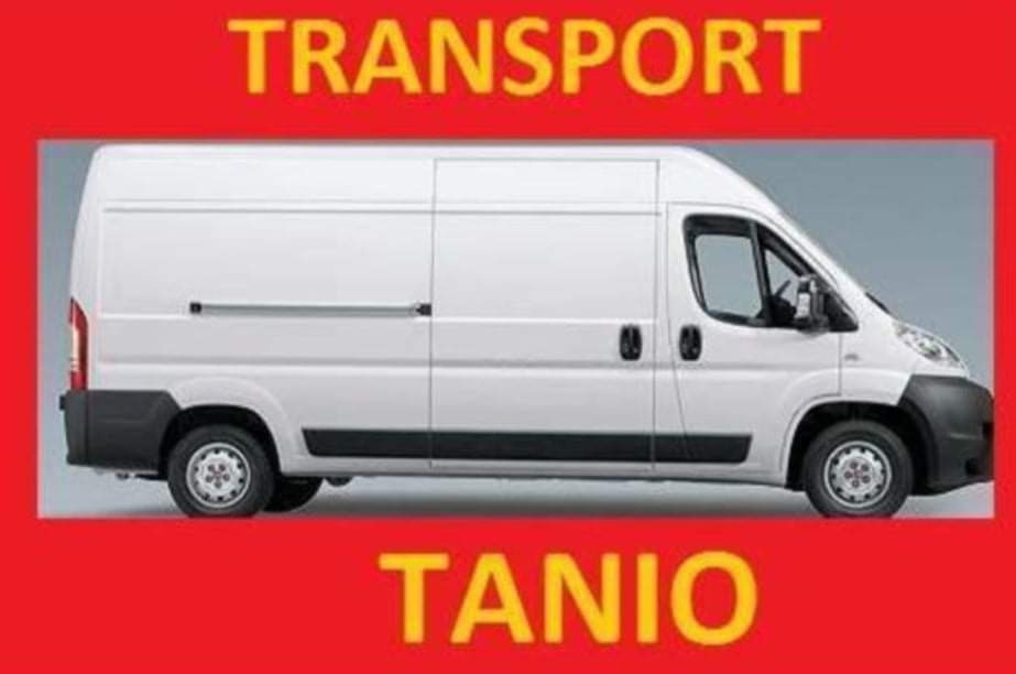 Biały samochód dostawczy z napisem 'TRANSPORT' u góry i 'TANIO' na dole, na czerwonym tle.