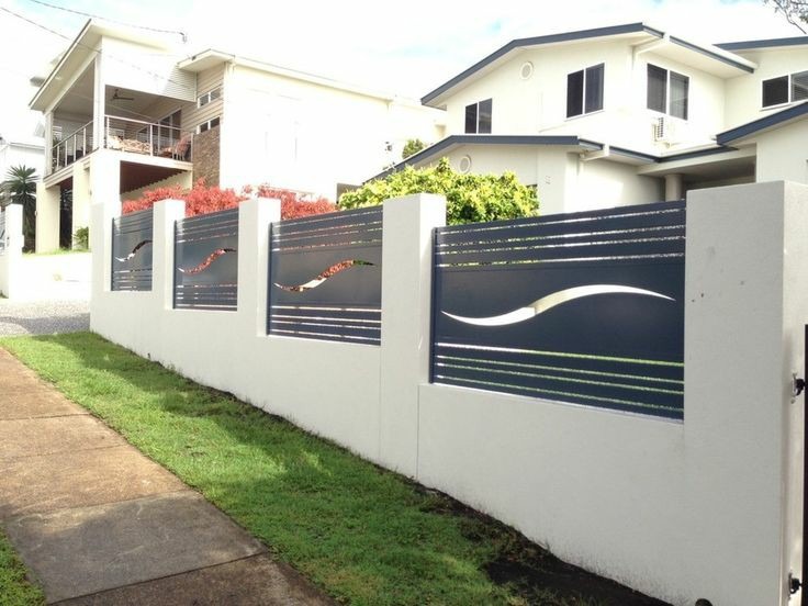 Nowoczesne przęsło z metalu w kolorze grafitowym, z poziomymi szczelinami i wyciętym motywem fali, osadzone w białych, murowanych słupkach ogrodzenia.