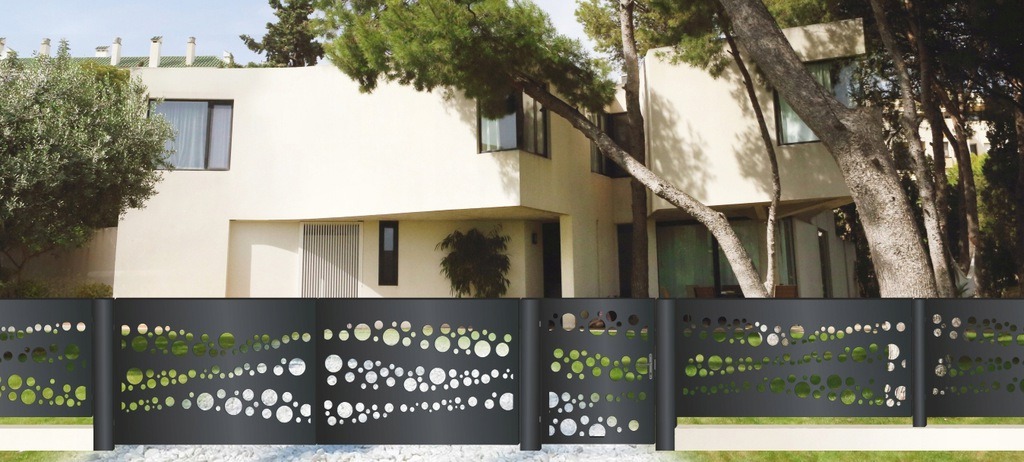 Nowoczesne, czarne przęsła z wycinanymi okręgami na tle jasnego domu z zielenią.