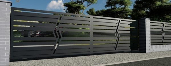 Nowoczesna, przesuwna brama w kolorze grafitowym z poziomymi panelami i geometrycznym wzorem strzałek, osadzona między murowanymi słupkami.