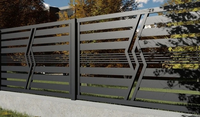 Nowoczesna brama wjazdowa z metalowymi, poziomymi panelami i geometrycznym wzorem diamentu, w kolorze antracytowym, na tle zieleni.