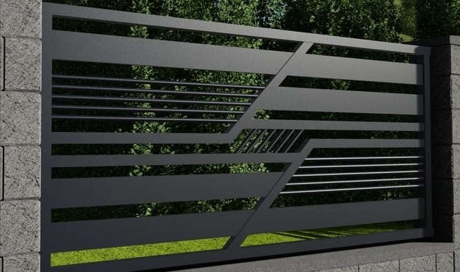 Nowoczesna, pozioma brama wjazdowa z metalu w kolorze grafitowym, z geometrycznym wzorem, osadzona pomiędzy dwoma słupkami z szarej kostki betonowej, na tle zieleni.