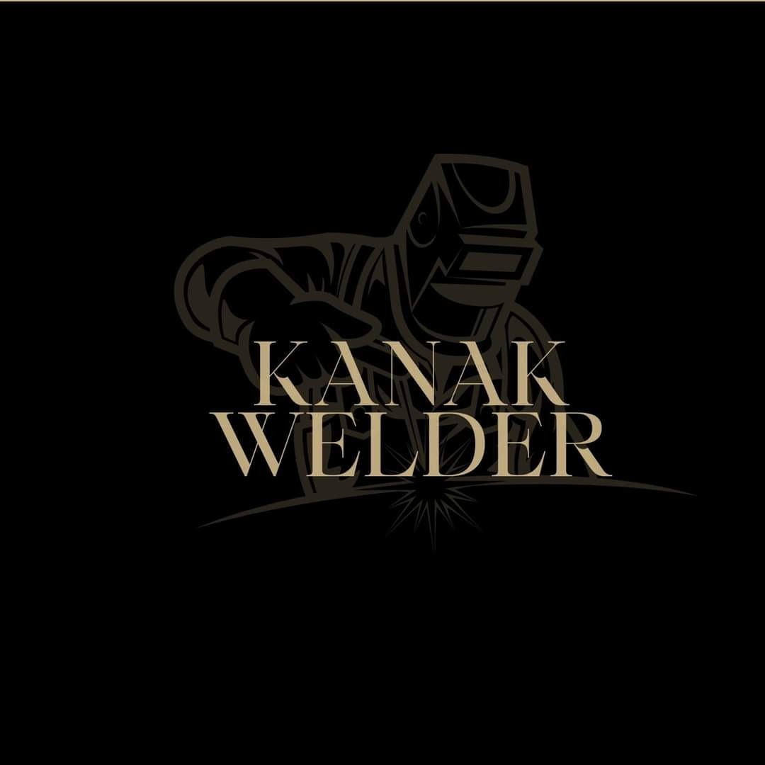 Stylizowany logotyp firmy spawalniczej: sylwetka spawacza w masce, napis 'KANAK WELDER' i iskry na czarnym tle.
