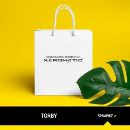 Biała torba reklamowa z logo firmy Xeromatic na żółtym tle, ozdobiona zielonym liściem monstery.