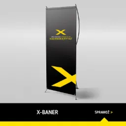 X-baner reklamowy w kolorze czarnym z żółtym logo firmy Xeromatic, ustawiony na szarym tle.