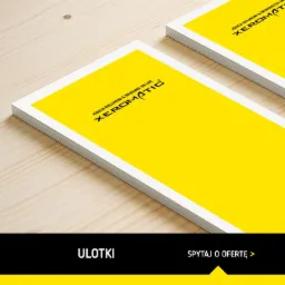 Stos żółtych ulotek reklamowych firmy Xeromatic leżących na drewnianym blacie, widoczne logo i hasło reklamowe.