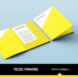 Dwie otwarte żółto-białe teczki firmowe z logo XEROMATIC, jedna z widoczną kartką z tekstem, na jasnoniebieskim tle.