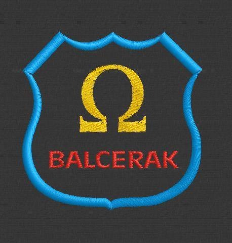Emblemat firmy ochroniarskiej Balcerak: niebieska tarcza, złota Omega, czerwony napis nazwy na ciemnoszarym tle. Grafika wykonana w stylu haftu.