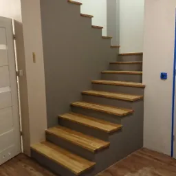 Wykończeniówka schody: stopnie dąb klejony, podstopnice bez okładzin