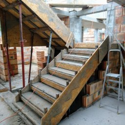 W trakcie budowy: schody żelbetowe