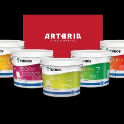 Arteria Studio Wnętrz- usługi remontowe - Paleta farb Teknos Biora w różnych kolorach (żółty, różowy, zielony, pomarańczowy) na czarnym tle z logo Arteria Studio Wnętrz.