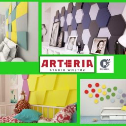 Arteria Studio Wnętrz- usługi remontowe - Kompozycja z paneli akustycznych w różnych kształtach i kolorach, tworząca dekoracyjny element na ścianie w kilku aranżacjach wnętrz.