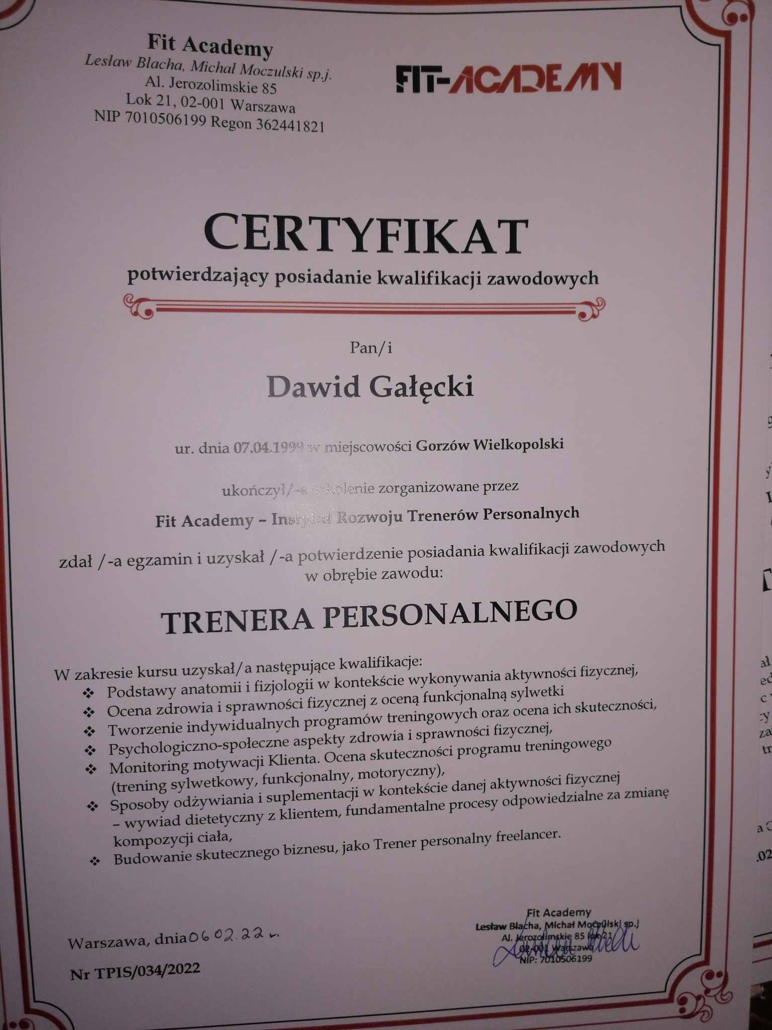 Skan certyfikatu ukończenia kursu i uzyskania kwalifikacji zawodowych trenera personalnego, wystawionego dla Dawida Gałęckiego przez Fit Academy, z wyszczególnionymi kwalifikacjami zdobytymi...