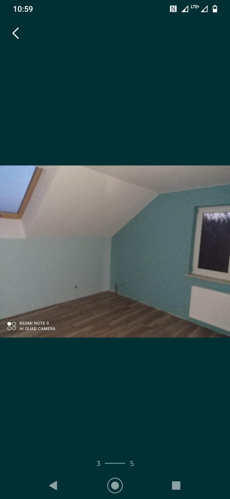 Poddasze po remoncie: turkusowa ściana, jasny skos z oknem dachowym, drewnopodobne panele podłogowe i biały grzejnik pod oknem.