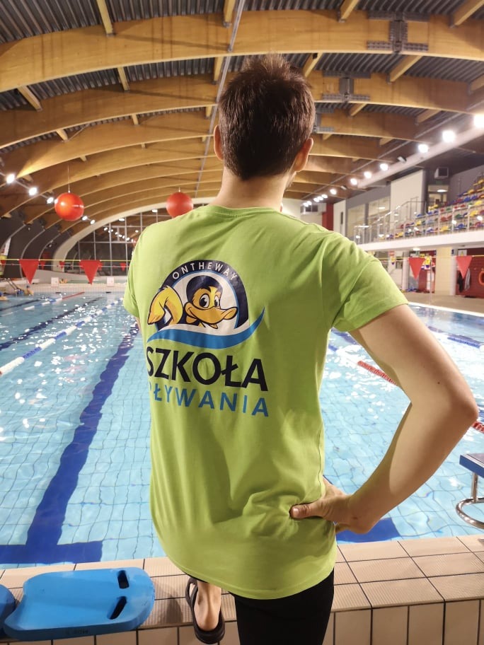 Instruktor szkoły pływania On The Way podczas zajęć w Mińsku Mazowieckim