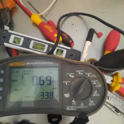 Miernik Fluke 1664 FC i narzędzia elektryczne, w tym poziomica i śrubokręty Wiha, na metalowym stole w Słupsku, sugerujące pomiary elektryczne.