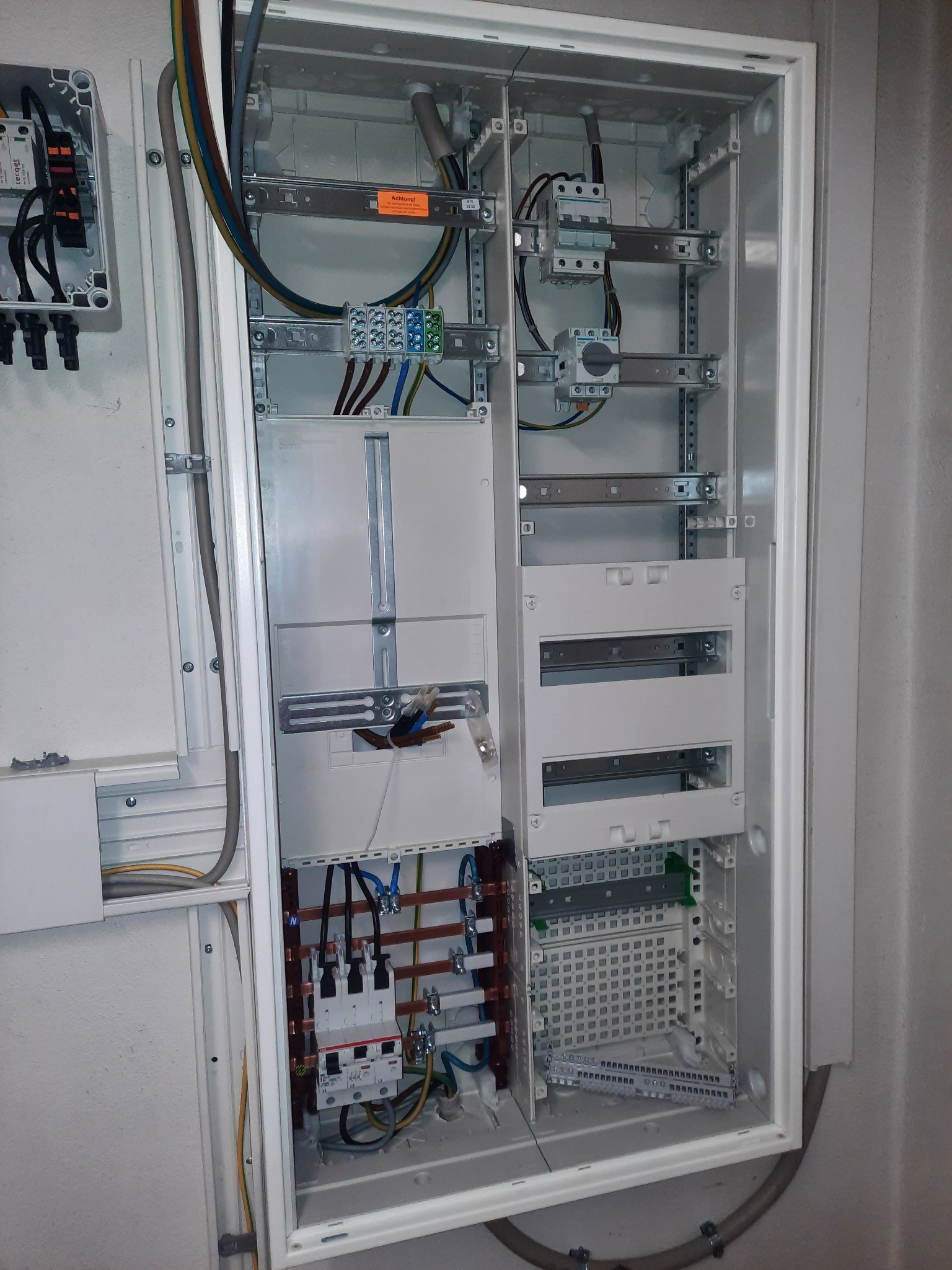 Montaż i modernizacja rozdzielnic elektrycznych.