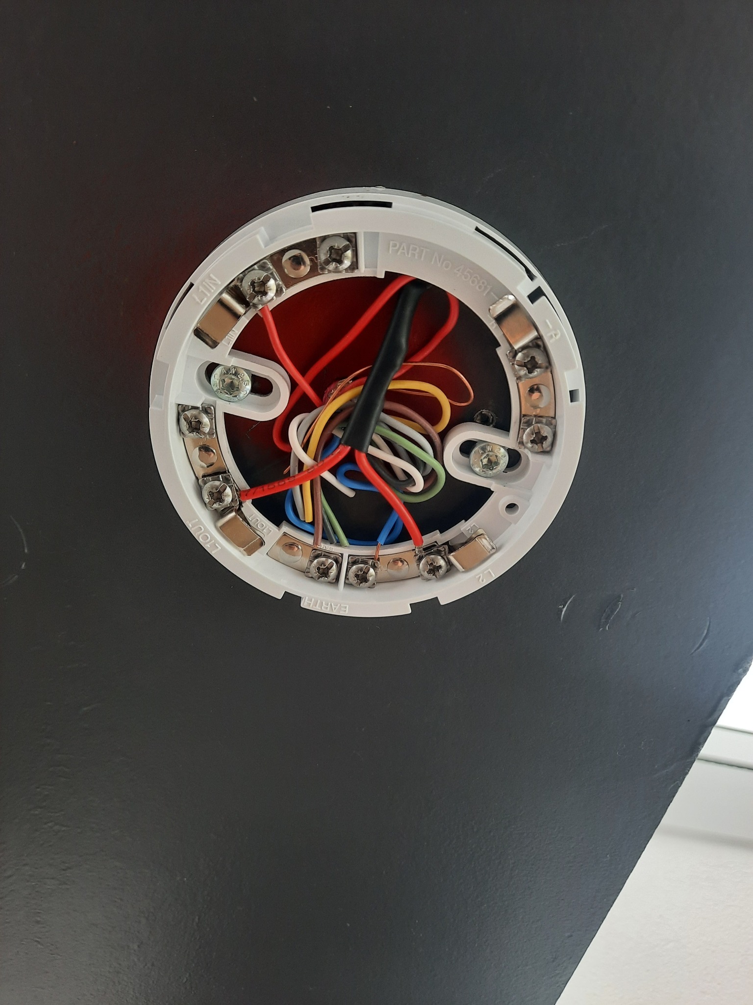 Montaż systemów alarmowych i przeciw pożarowych