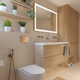ProReal Studio Justyna Kępa - Jasna łazienka z drewnianymi akcentami: szafka pod umywalką, lustro z podświetleniem LED, wisząca toaleta i rośliny na półkach. Minimalistyczny design.