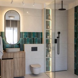ProReal Studio Justyna Kępa - Nowoczesna łazienka z owalnym lustrem z podświetleniem LED, kabiną prysznicową typu walk-in i turkusowymi akcentami na ścianach. Minimalistyczny design i funkcjonalne rozwiązania.