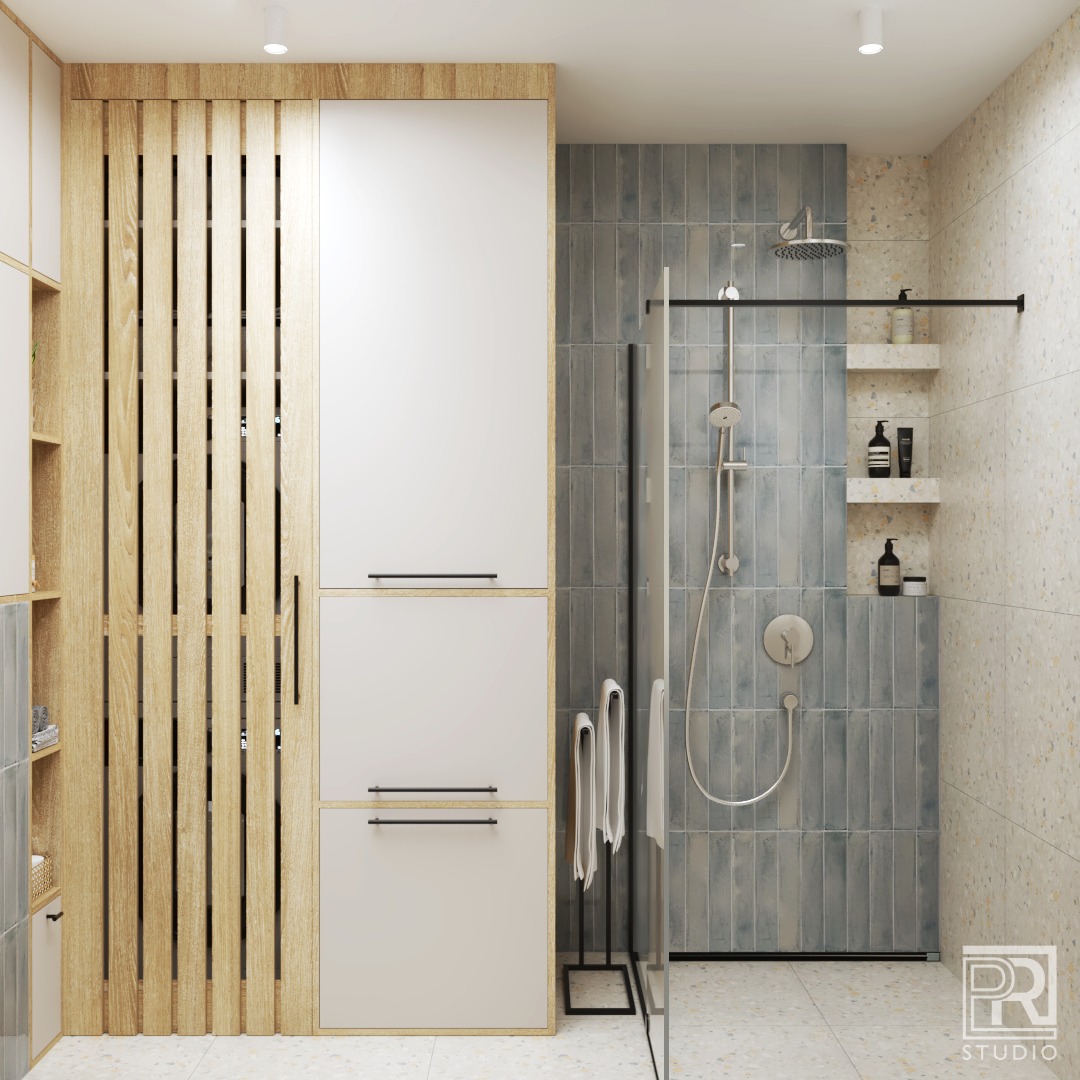 Nowoczesna łazienka z kabiną prysznicową typu walk-in, wykończona płytkami w odcieniach szarości i beżu, z drewnianą zabudową szafek i półkami na kosmetyki.