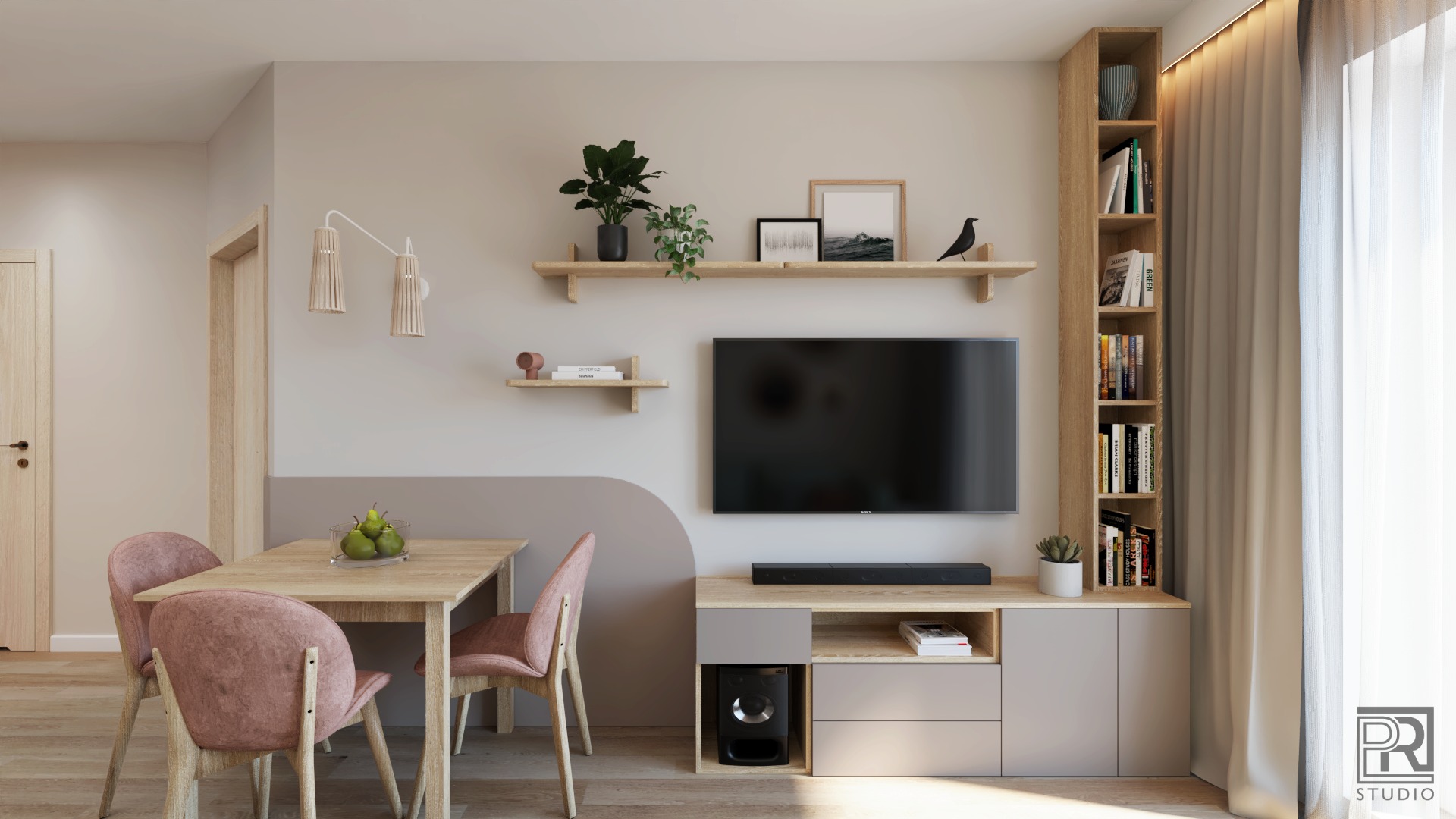 Wnętrze pokoju dziennego z jadalnią, utrzymane w neutralnej kolorystyce z akcentami pudrowego różu, drewnianym stołem z owocami, telewizorem na ścianie i wysokim regałem na książki obok okna.