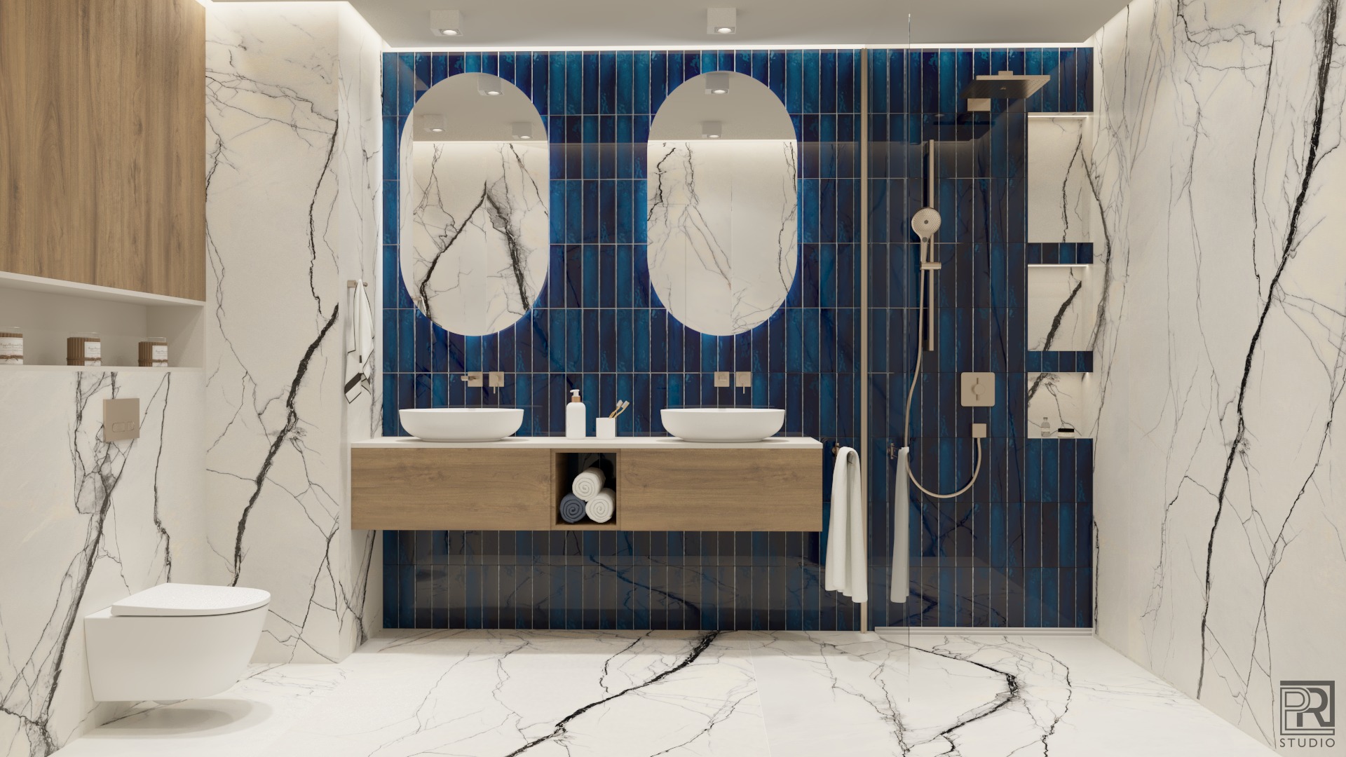 Nowoczesna łazienka z marmurowymi ścianami i podłogą, granatowymi pionowymi płytkami za dwiema owalnymi umywalkami nablatowymi, drewnianą szafką pod umywalkami z ręcznikami, kabiną prysznicową typu...