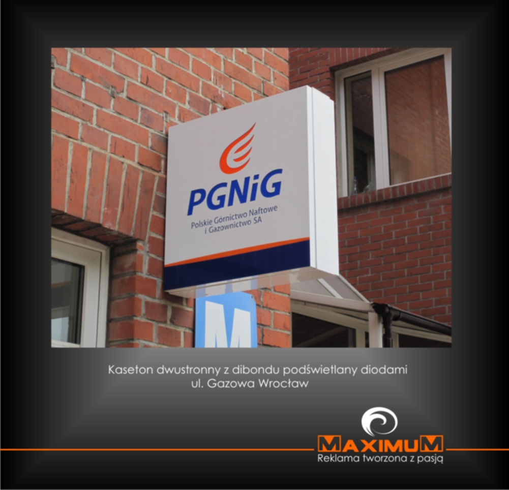 Dwustronny kaseton reklamowy z logo PGNiG, zamontowany na ceglanej ścianie budynku, oświetlony diodami.
