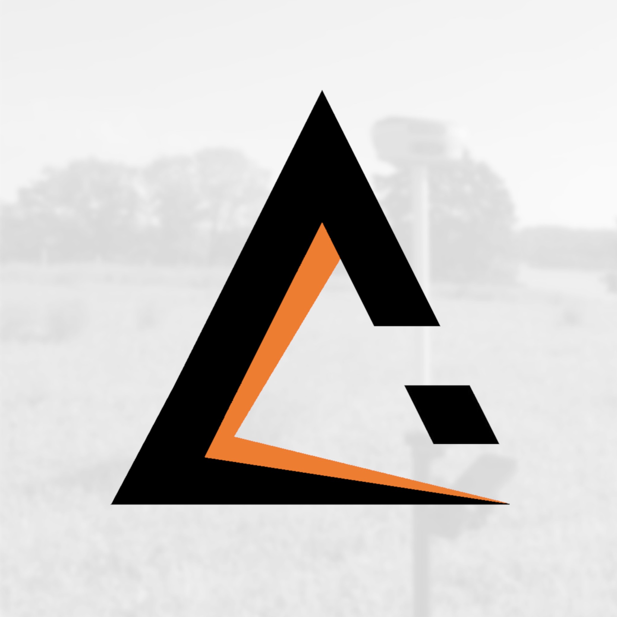 Logo firmy z czarnym trójkątem i pomarańczową obwódką na tle rozmytego krajobrazu z drzewami i sprzętem pomiarowym. Minimalistyczny design.