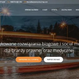 Strona internetowa firmy Wostok Consulting z dedykowanymi rozwiązaniami blogowymi i social media dla branży prawnej i medycznej. W tle rozmyte światła miasta i przejeżdżający tramwaj.