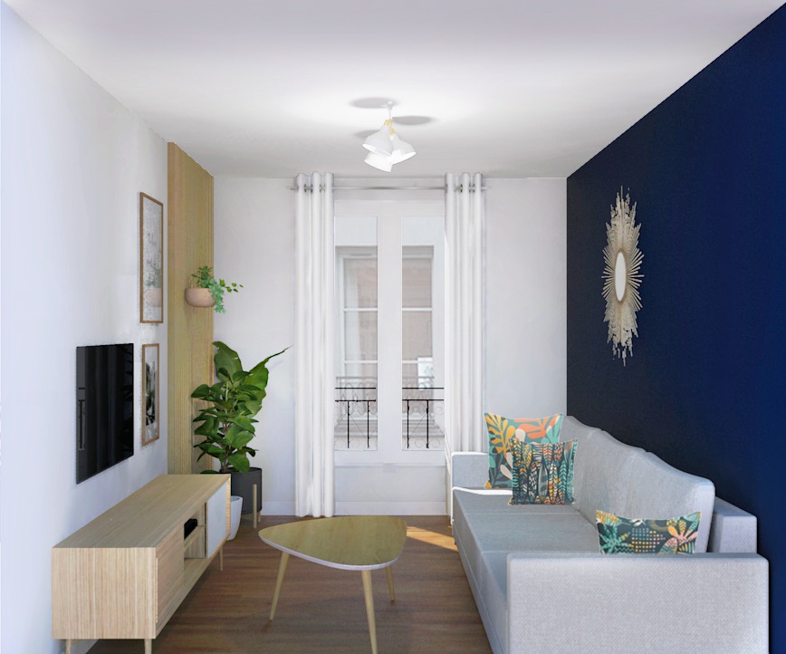 Jasny salon z drewnianymi akcentami, roślinami doniczkowymi i granatową ścianą z dekoracyjnym lustrem w kształcie słońca.