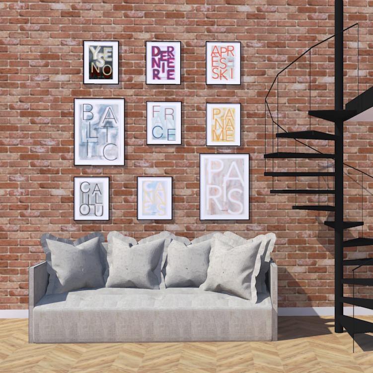 Jasnoszara sofa z poduszkami na tle ceglanej ściany z galerią plakatów w czarnych ramkach, obok metalowe schody spiralne.