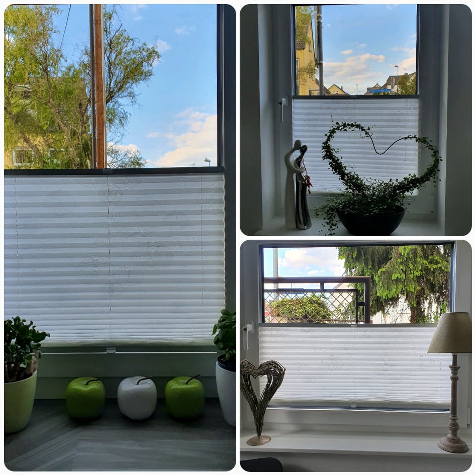 Kolaż przedstawiający okna z zamontowanymi białymi osłonami okiennymi typu plisa, z dekoracjami na parapetach: jabłka, figurki, roślina w kształcie serca i lampka.