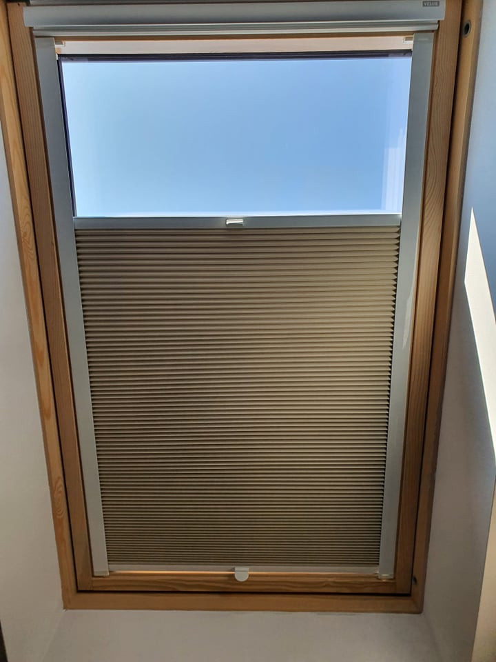 roleta dachowa w 100% zaciemniająca