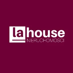 Logo firmy La House Nieruchomości, biały tekst na bordowym tle, minimalistyczny design.