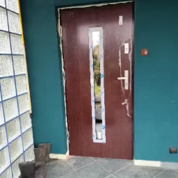 Demontaż i montaż drzwi zewnętrznych. Drzwi Martom w kolorze Mahoń.